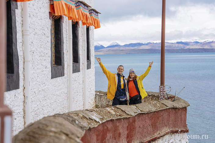 Девушка с парнем улыбаются фото