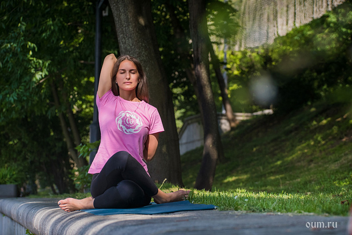 йогиня в гомунгхасане