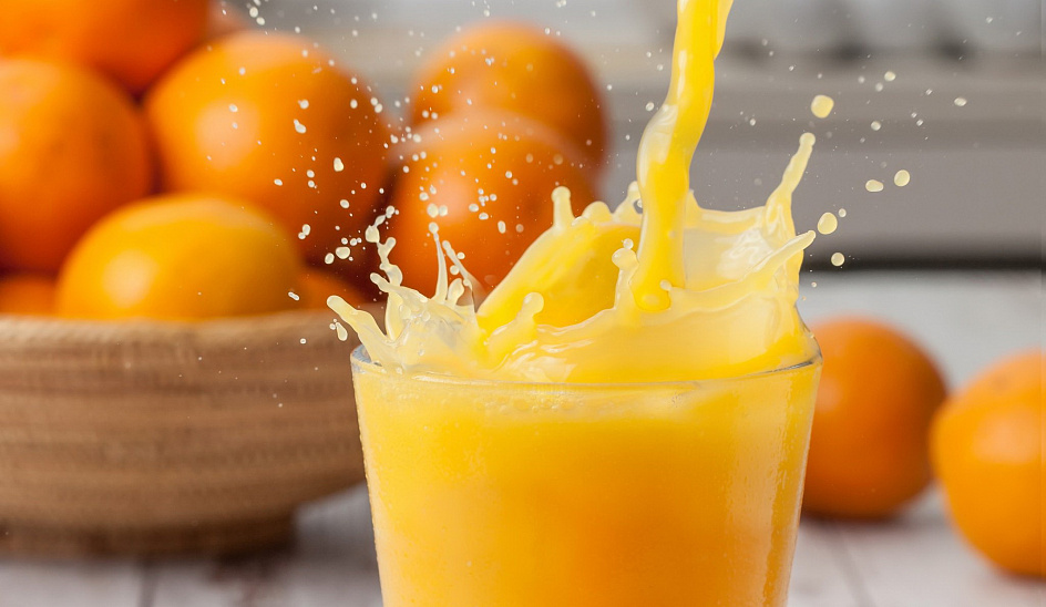 Соковый автомат печатает стаканчики из апельсиновой кожуры