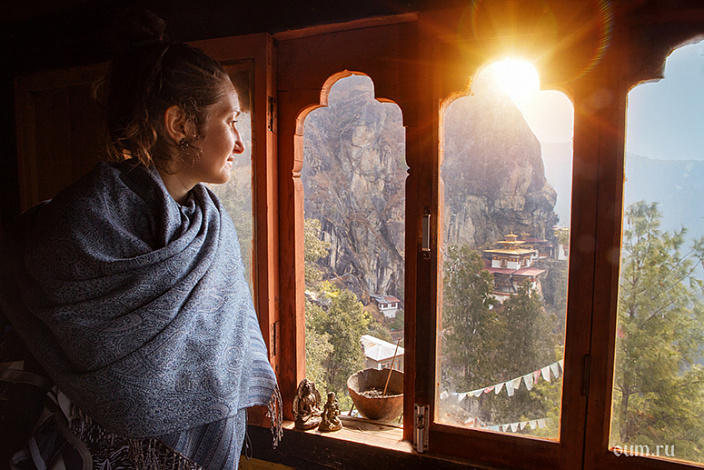 девушка смотрит в окно на солнце, монастырь тибета