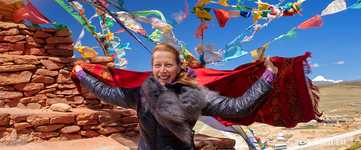 девушка под тибетскими флагами фото