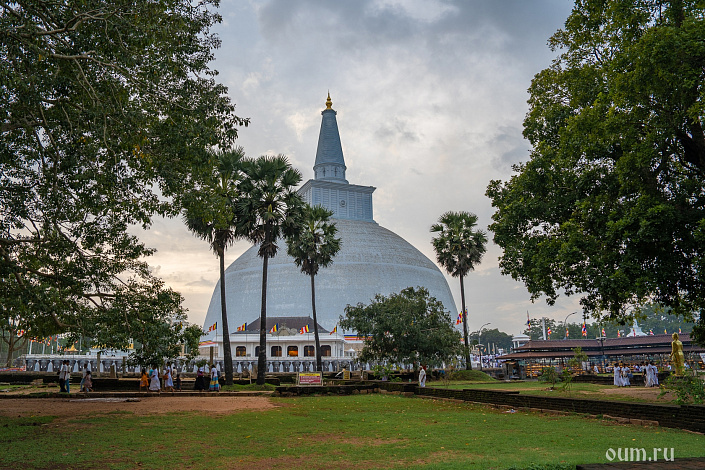 Священная ступа Руванавели в Анурадхапуре, II в. до н. э. фото