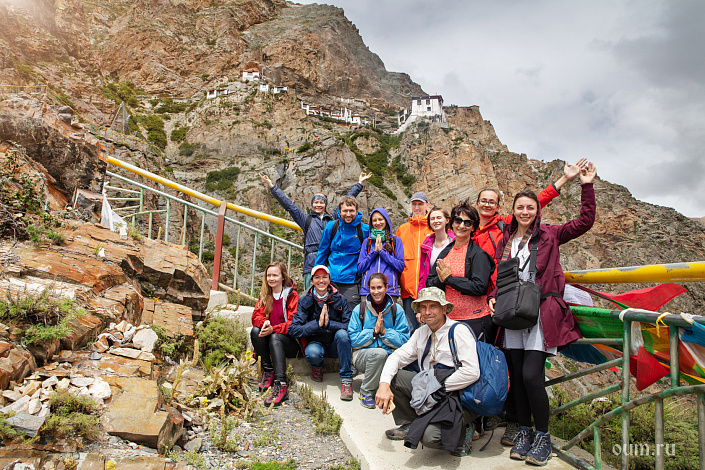 Участники поднимаются в пещерный комплекс Кийронга