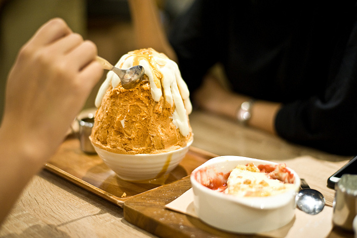 девушка ест мороженое фото