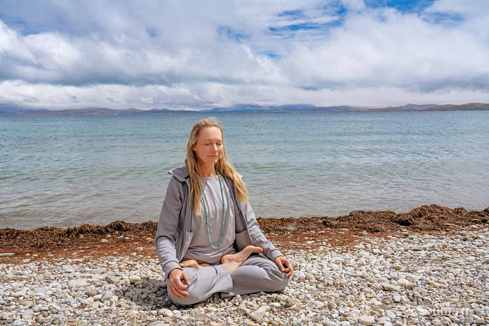 Девушка медитирует в позе лотоса