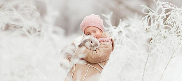 девочка обнимает кролика