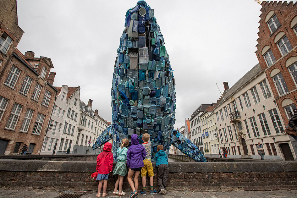 В Бельгии «обосновался» огромный кит из океанского мусора
