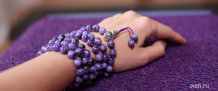 фиолетовые четки на женской руке фото