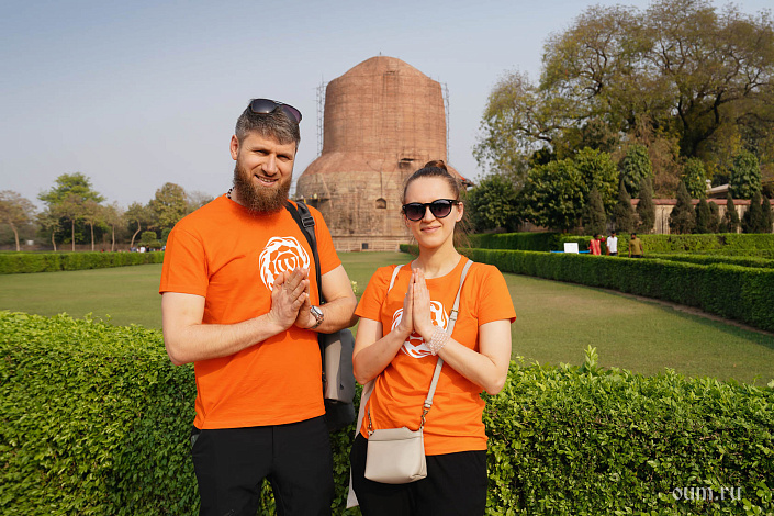 Парень с девушкой делают намасте фото