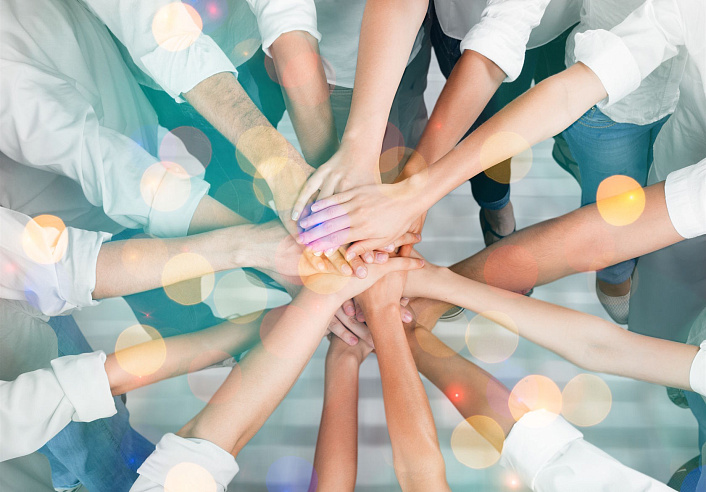 Люди сложили руки вместе