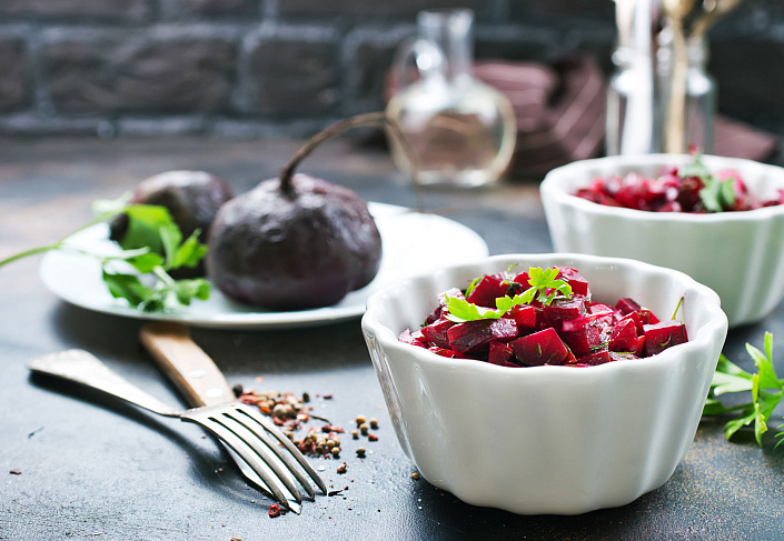 свекольный салат в чашке