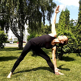 триконасана, йога, природа, йогиня