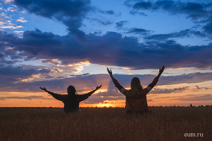 Двое людей встречат рассвет
