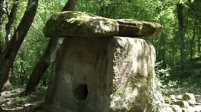 Полумонолитный дольмен на окраине поселка Пшада