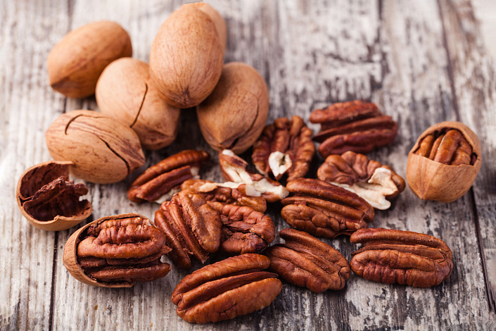 пеканы на столе фото