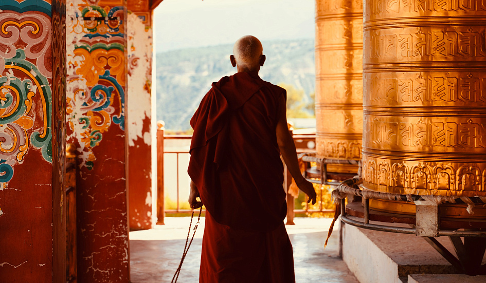 монах держит четки