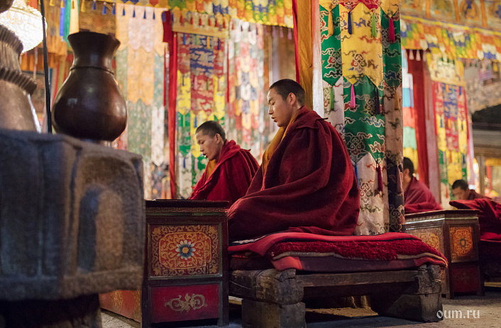 тибетские монахи, монастырь