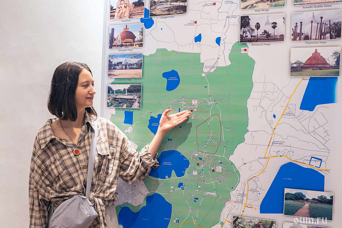 Девушка у карты комплекса Анурадхапуры