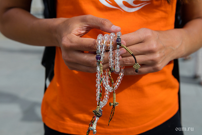 чётки в руках