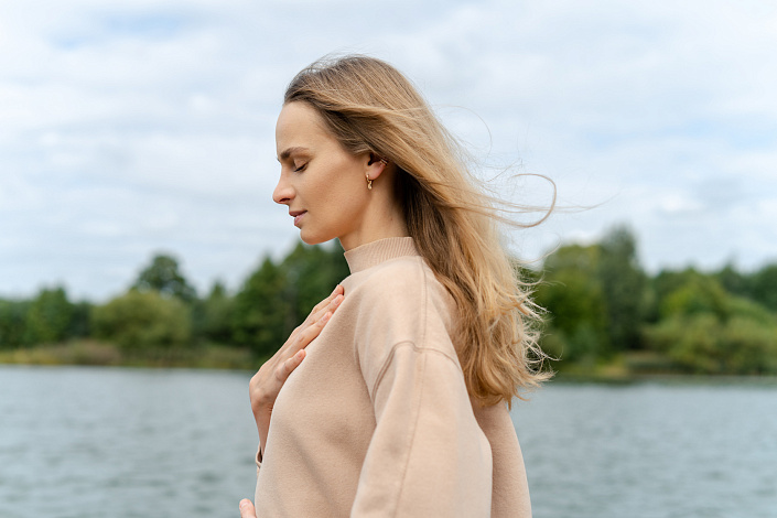 Девушка у реки фото