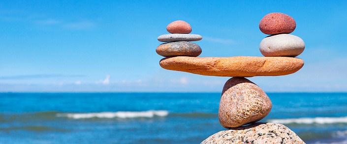 баланс из камней у моря