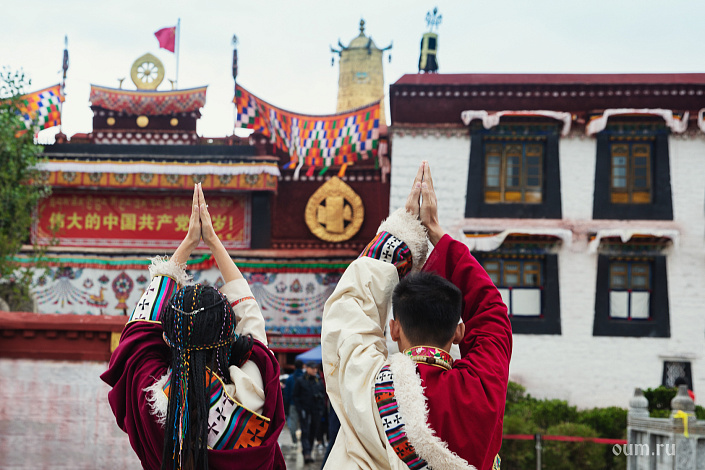 туристы в Лхасе фото
