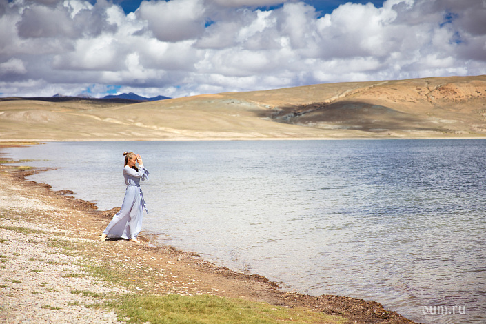 девушка с намасте, озеро манасаровар фото