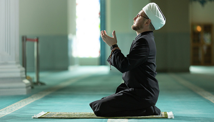 мусульманин молится