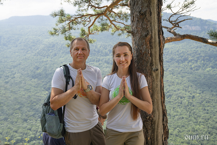 Мужчина и женщина улыбаются фото