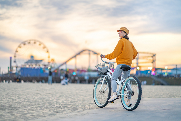 девушка на велосипеде