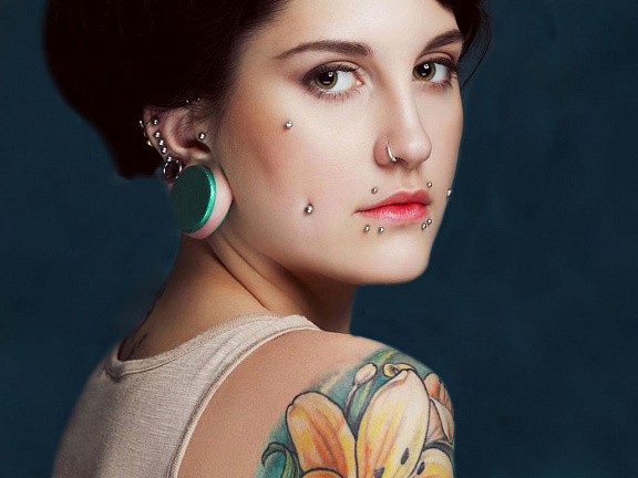 девушка с татуировками и пирсингом