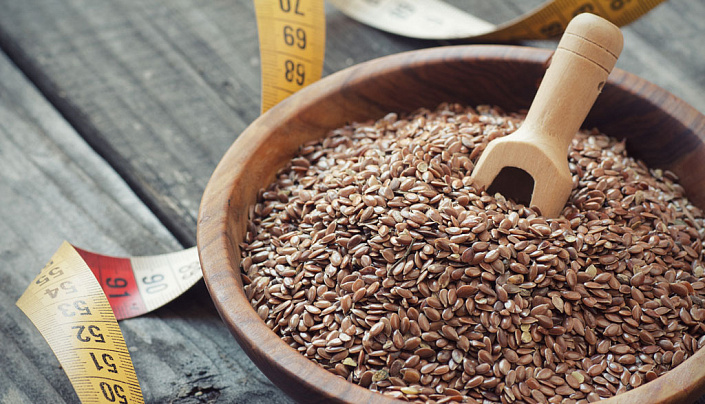 чашка семян льна и сантиметр