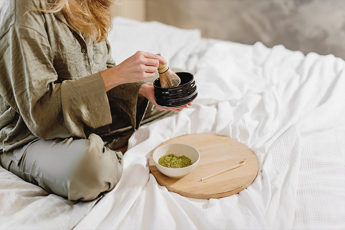 девушка готовит чай матча фото