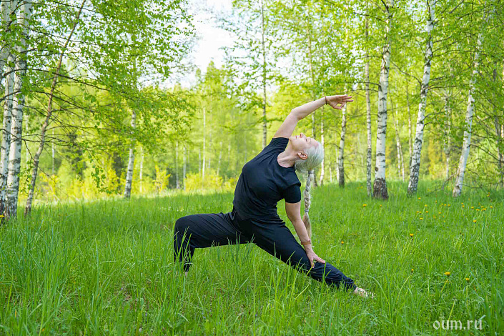 Женщина демонстрирует вирабхабрасану 2