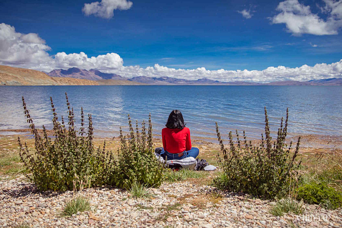 Девушка созерцает озеро