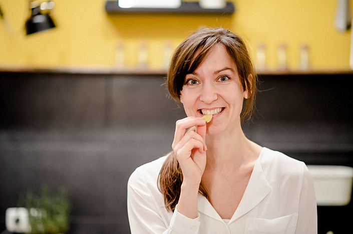 девушка улыбается и ест