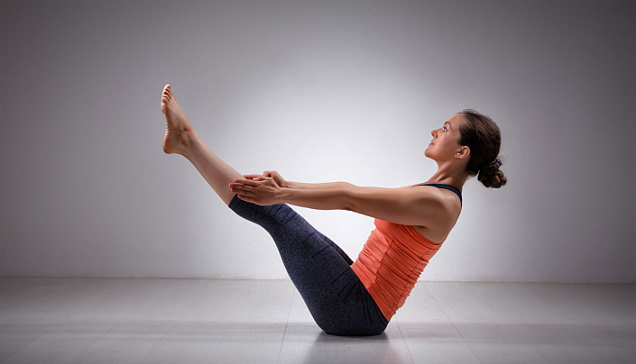 девушка в ардха навасане