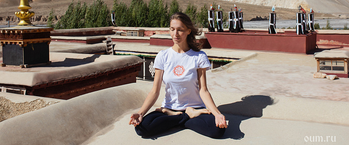йогиня медитирует в горах фото