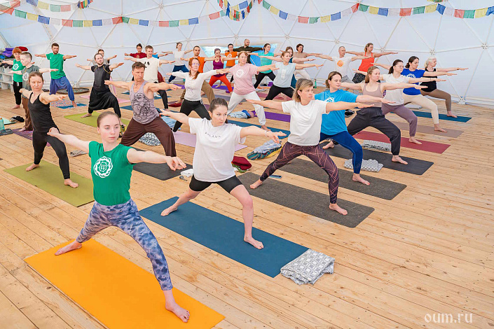 Группа людей, вирабхадрасана 2