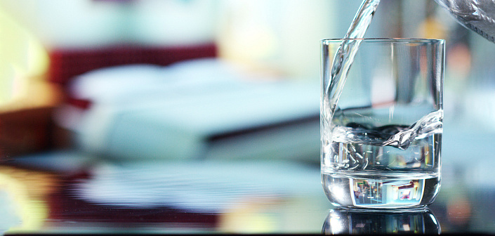 вода в стакане