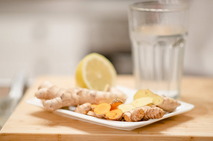 имбирь и лимон на столе