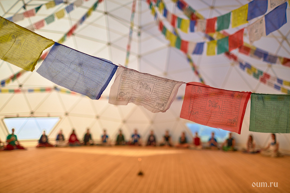 флажки, люди сидят в кругу