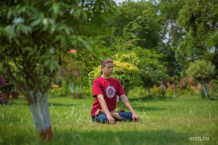 йогин медитирует