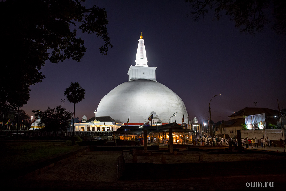 Вечерний вид на ступу Руванавели фото