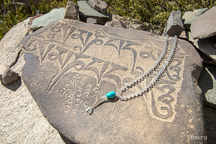 чётки на камне