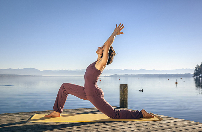 анджанаасана, йогиня, йога на берегу