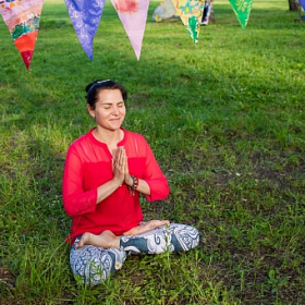 падмасана, намасте, йогиня, трава