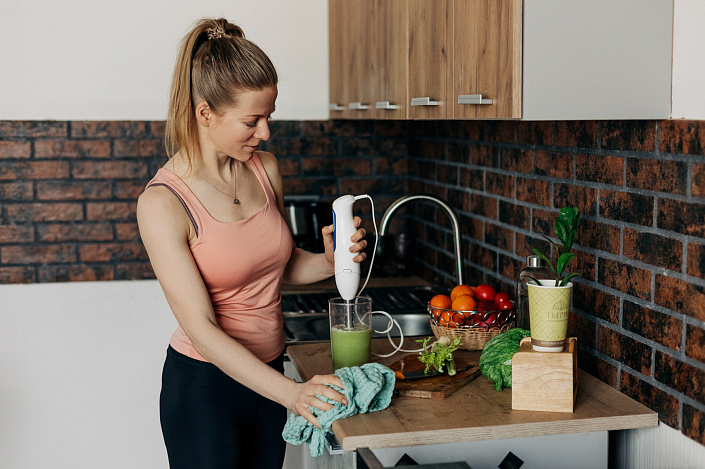 alt Приготовление напитка из сельдерея фото