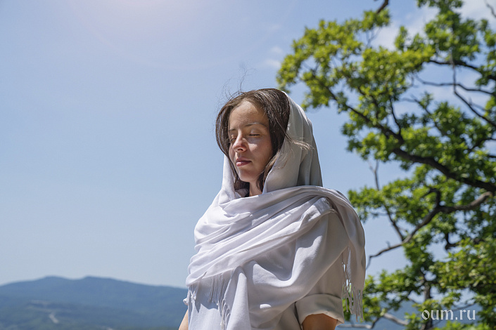 Девушка в белом платке фото