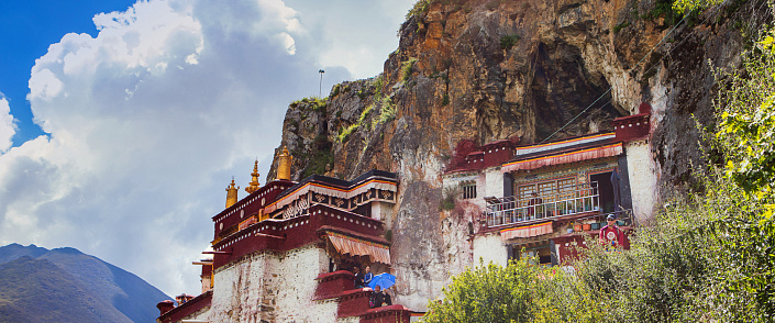 тибетский монастырь в горах